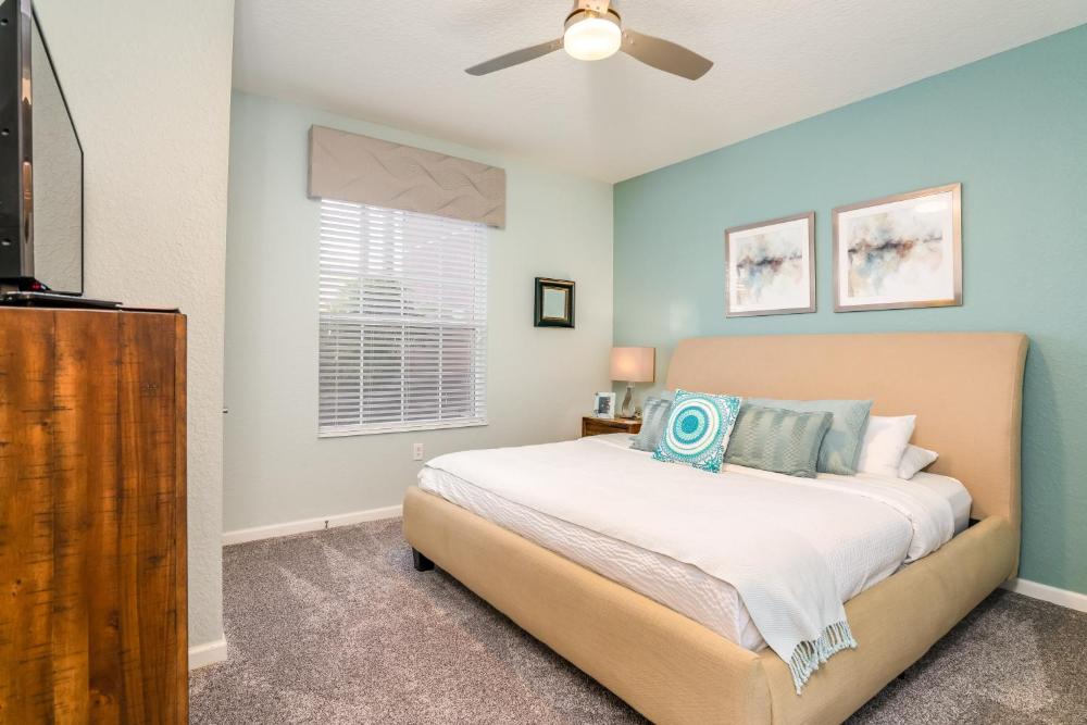 Three-Bedroom Apartment with Lake View interior